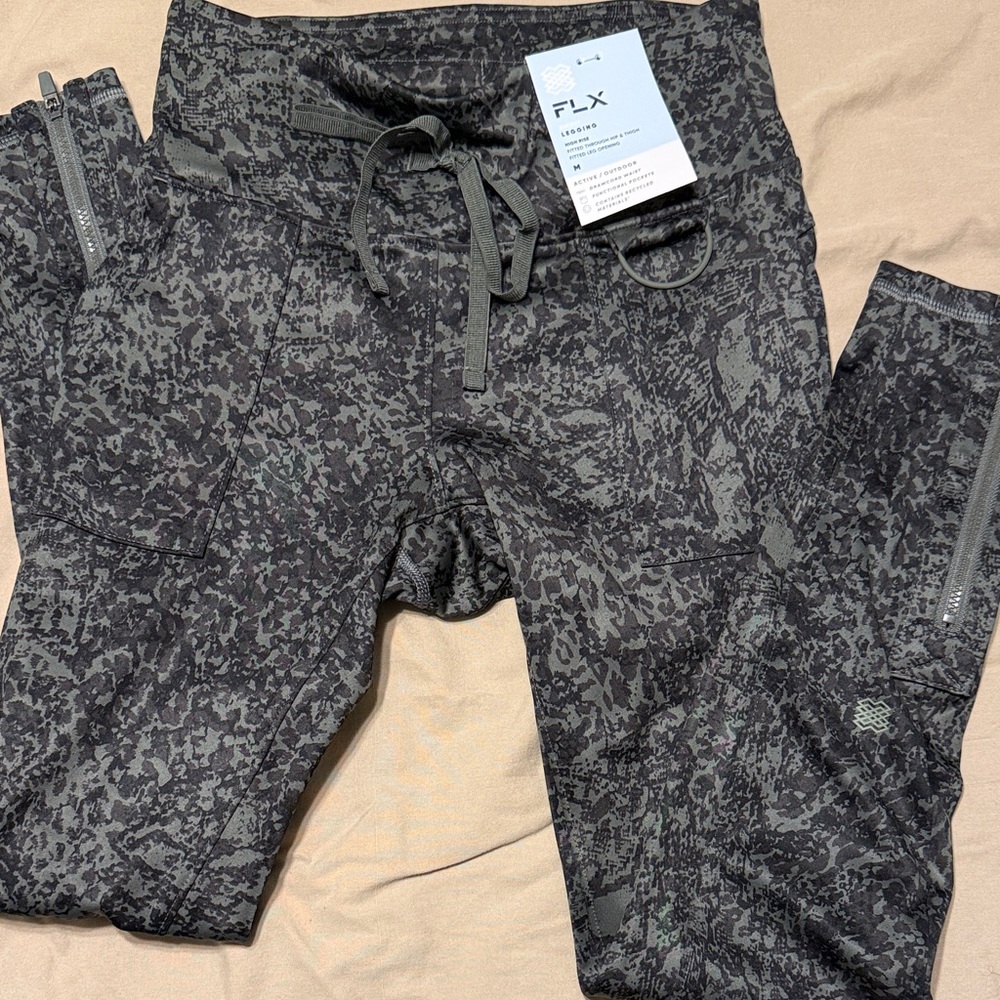 Women’s Black and Hunter Army Green Patterned Leggings size Medium